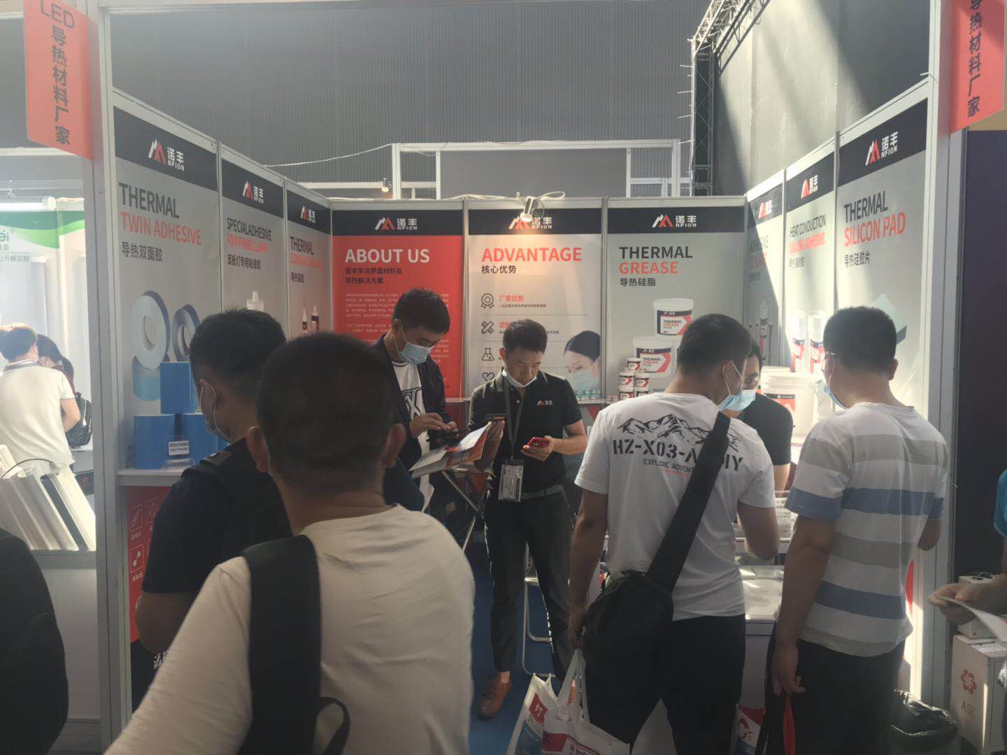 光亚展期间，客户在摩登7展厅寻找目标导热材料