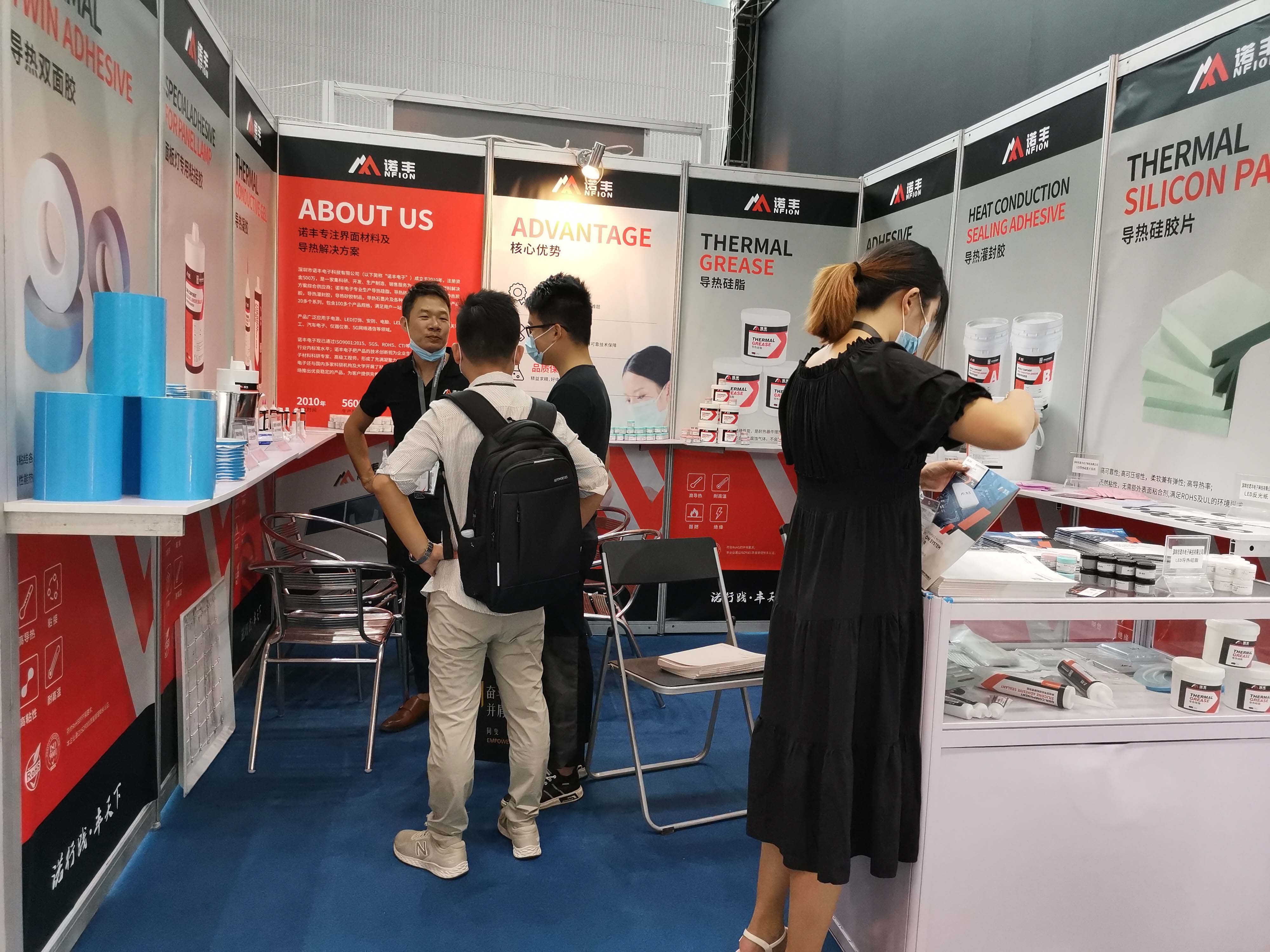 2020光亚展，摩登7工作人员接待客户