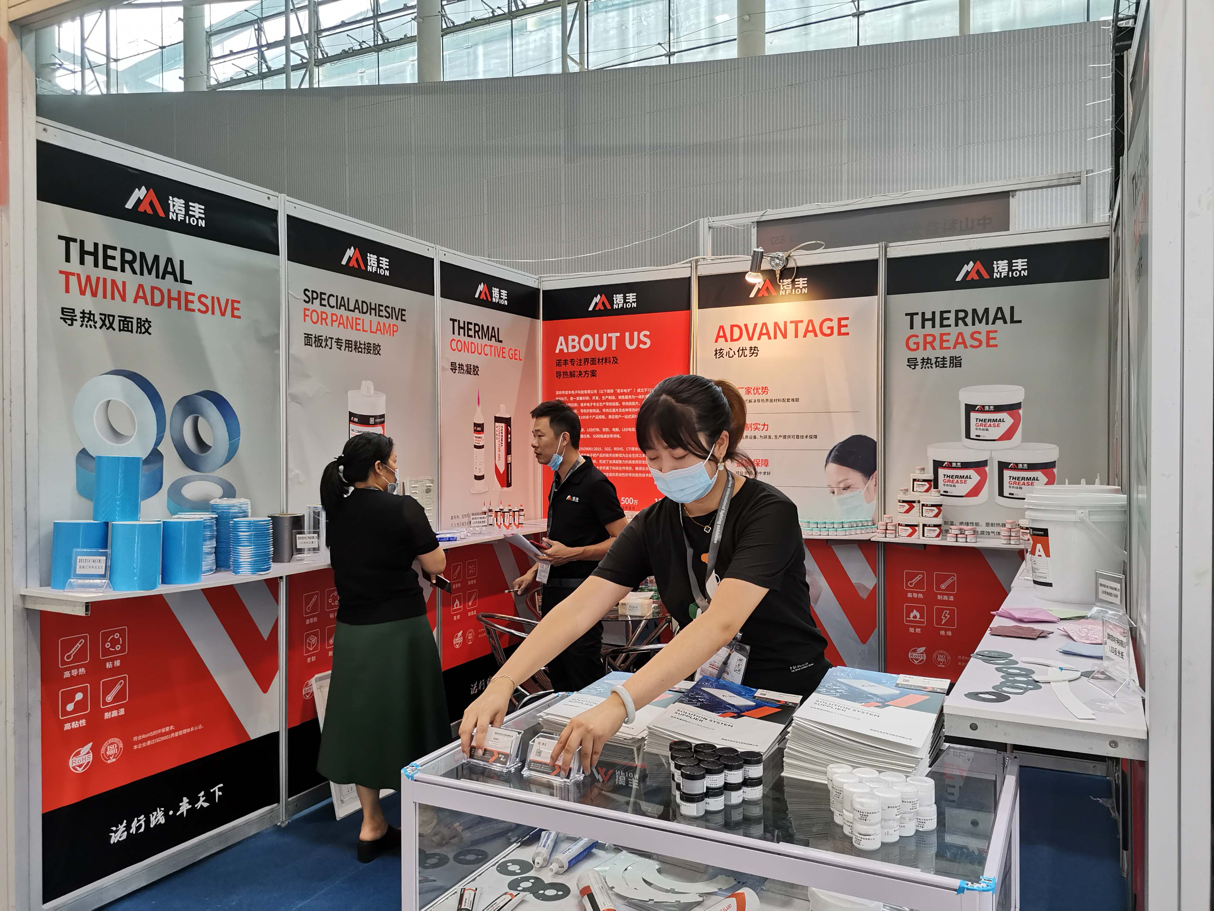 光亚展期间，摩登7工作人员为客户解答技术问题