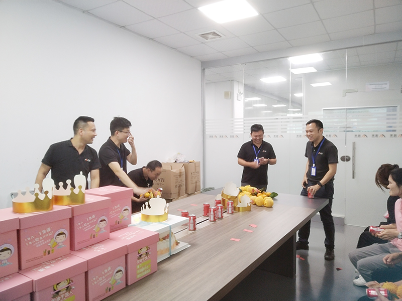 摩登7导热材料:举办员工生日会 爱心传递暖人心