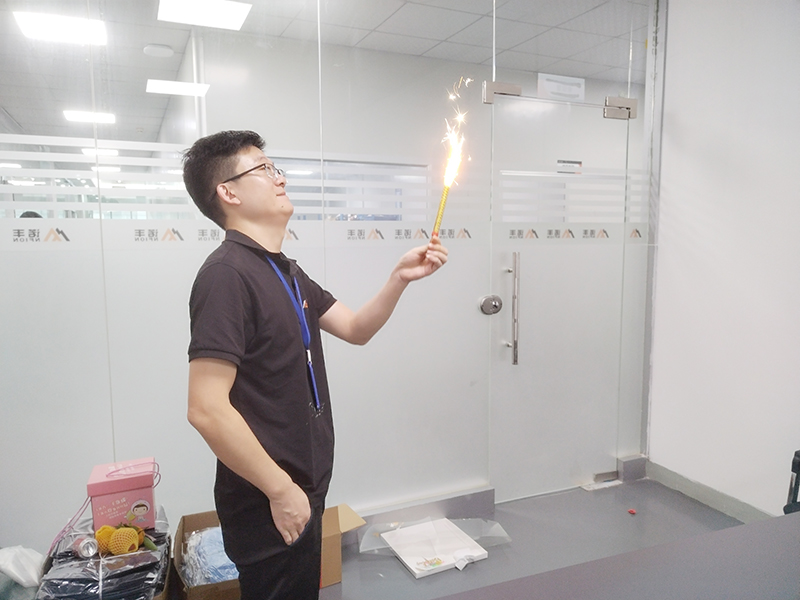 摩登7导热材料:举办员工生日会 爱心传递暖人心