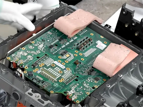 性能与可靠性的关键：摩登7NF150-150导热硅胶垫片在车载逆变器中的核心应用